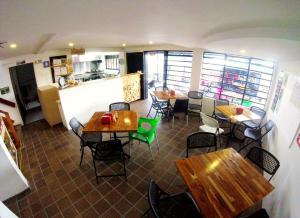 马尼萨莱斯Hostal de la 57的一间带桌椅的餐厅和一间厨房
