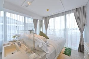 曼谷里瓦阿伦酒店 - SHA Extra Plus的一间客房