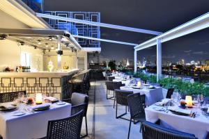 曼谷里瓦阿伦酒店 - SHA Extra Plus餐厅或其他用餐的地方