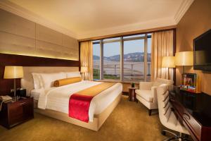 澳门百老汇酒店的一间卧室设有一张大床和一个大窗户