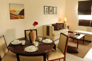 马尼拉卡萨丽塔公寓式酒店的一间带桌子的客厅和一间餐厅