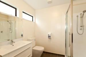 基督城哥特式高地汽车旅馆的浴室配有卫生间、盥洗盆和淋浴。