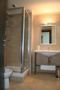 沃尔皮亚诺维迪娜酒店的带淋浴、盥洗盆和卫生间的浴室