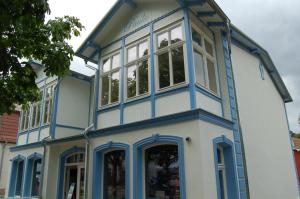 赛巴特班森Villa Paula的蓝色和白色的房屋,设有窗户
