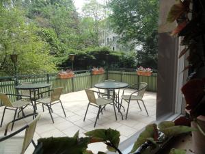 柏林普克勒伽弗酒店的一个带桌椅的庭院和围栏