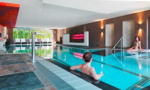 比特亨巴赫布肯巴真霍夫酒店的酒店设有一个两人游泳池