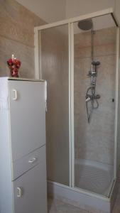 拉瓦尼亚Casa Riviera的厨房设有淋浴和白色冰箱。