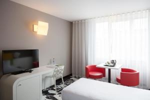 拉卢维耶尔三星酒店的酒店客房设有一张床、一张书桌和一台电视机。