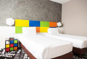 拉卢维耶尔三星酒店的两张带色彩缤纷床头板的床