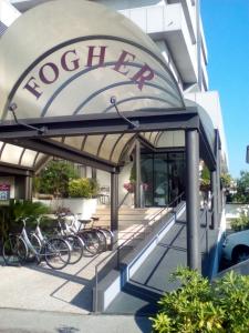 特雷维索艾克佛尔酒店的一间在大楼外停放自行车的餐厅