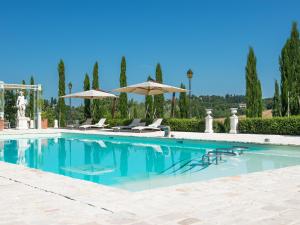 圣米尼亚托萨萨阿尔索勒度假屋的一个带两把遮阳伞和椅子的游泳池