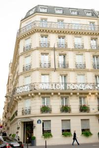 巴黎梦索酒店的前面有标志的建筑