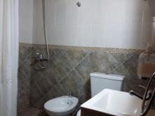 特来凡林Cabañas Natanael的一间带卫生间和水槽的浴室