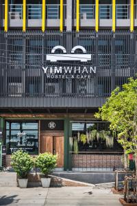 大城Yimwhan Hostel & Cafe Ayutthaya的一座有小货车博物馆和咖啡馆的标志的建筑