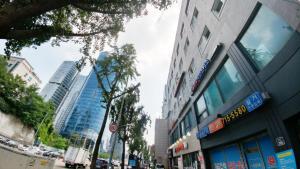 首尔K-Grand Hotel Seoul的享有拥有高楼建筑的城市街道的景色