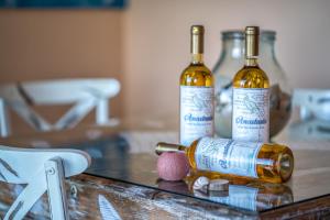 阿莫迪JuliaStudios的桌子上放两瓶葡萄酒