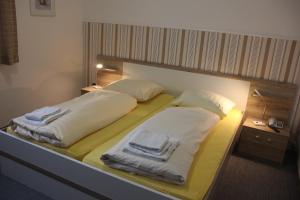 克尔斯特尔巴赫尊姆陶蹦谷昂德机场 - 酒店的一张床上有两个枕头的房间