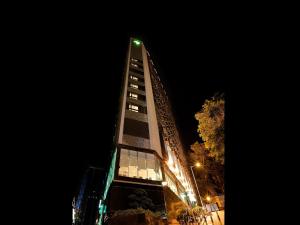 香港仕德福山景酒店的一座高大的建筑,晚上有灯