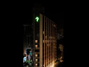 香港仕德福山景酒店的夜晚建筑物顶部的绿灯