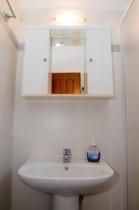 利韦迪昂Nefeli的浴室水槽配有镜子和1瓶肥皂