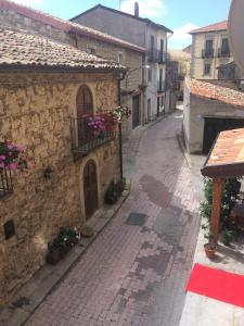 FlorestaHotel Sant'Anna的一条小巷,上面有石头建筑,上面有鲜花