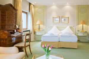 汉诺威凯瑟霍夫中央酒店的酒店客房配有两张床和一张书桌