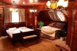 布拉索夫阿波罗尼亚酒店的一间卧室配有浴缸、一张床和一把椅子