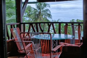 别霍港艾斯拉旅馆的海景阳台上的桌椅