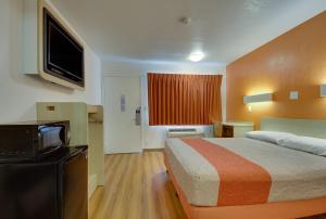 马斯科吉马斯科吉6号汽车旅馆的配有一张床和一台平面电视的酒店客房