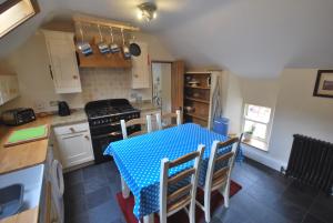杜伦Apartment Finchale Abbey的厨房配有蓝色的桌子和椅子