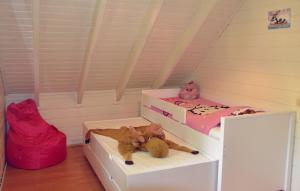 杜柏Chalet Montana - hot tub, sauna, playstation的儿童间 - 带两张双层床和一张床