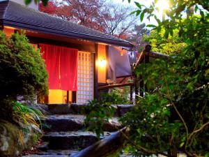 箱根箱根強罗庵日式旅馆的一间小房子,有红色窗帘和楼梯
