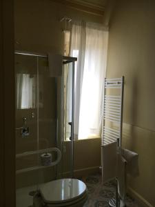 FlorestaHotel Sant'Anna的一间带卫生间和淋浴的浴室以及窗户。