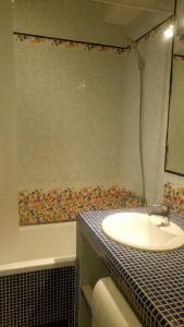 伏尔加格勒Apartment on Lenina 44的浴室配有盥洗盆和浴缸。
