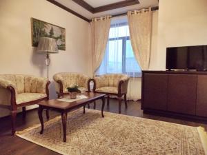 奎兹洛达Hotel KREZ的客厅配有桌椅和电视。