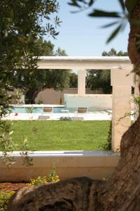 法萨诺马塞里亚托雷莫萨农家乐的享有带游泳池的庭院景致
