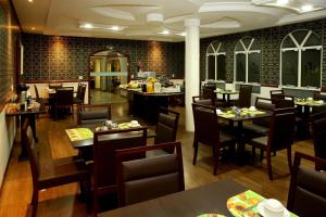 伊瓜苏鲁福尔酒店的餐厅内带桌椅的用餐室