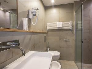 蒙特罗索阿尔马雷Roca Du Ma Pasu的带淋浴、盥洗盆和卫生间的浴室