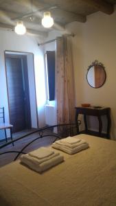 Prignano CilentoB&B Il Giardino sull'Alento的一间卧室配有带3条毛巾的床