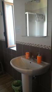 Prignano CilentoB&B Il Giardino sull'Alento的浴室设有白色水槽和镜子