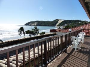 纳塔尔波萨达阿祖拉酒店的阳台配有两把椅子,享有海滩美景