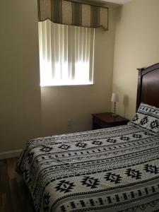 迈阿密迈阿密科勒尔盖布尔斯公寓的一间卧室设有一张床和一个窗口