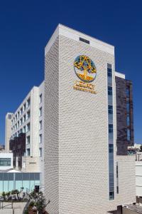 拿撒勒拿撒勒会议中心酒店的白色的建筑,旁边标有标志