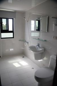 Huxi隘门168民宿的白色的浴室设有卫生间和水槽。