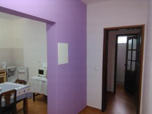 Ribeira GrandeDamontanha的一间有紫色墙壁和门的房间