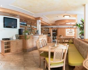 施图拜河谷新施蒂夫特Gasthof Sportalm的一间带木桌和椅子的用餐室