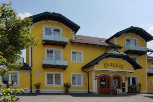 Obernberg am InnPension Baumgartner-Berghof的黄色的建筑,上面有读大学的标志