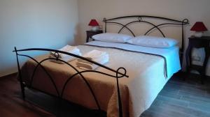 Prignano CilentoB&B Il Giardino sull'Alento的一间卧室配有带白色床单和枕头的床。