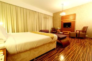 舍地St Laurn The Spiritual Resort的酒店客房设有床和客厅。