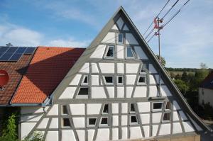 ZweiflingenCarles Scheunenhof的半木结构房屋,屋顶设有太阳能电池板